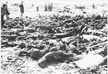 T小 3月10日空襲の夜が明けると、運河も道路も焼死した黒こげの遺体で埋めつくされた.jpeg